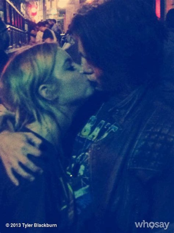[PIC] Tyler Blackburn & Ashley Benson Kiss — Bringing ‘PLL’ To Life – Hollywood Life