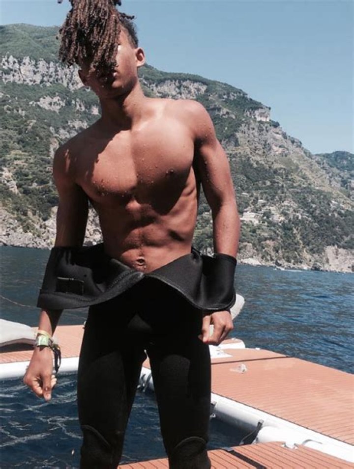 [PICS] Jaden Smith’s Shirtless Pic — Shows Off Crazy Abs In Wetsuit – Hollywood Life