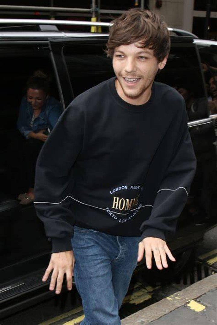 Pics Of The Singer & Former One Direction Member – Hollywood Life