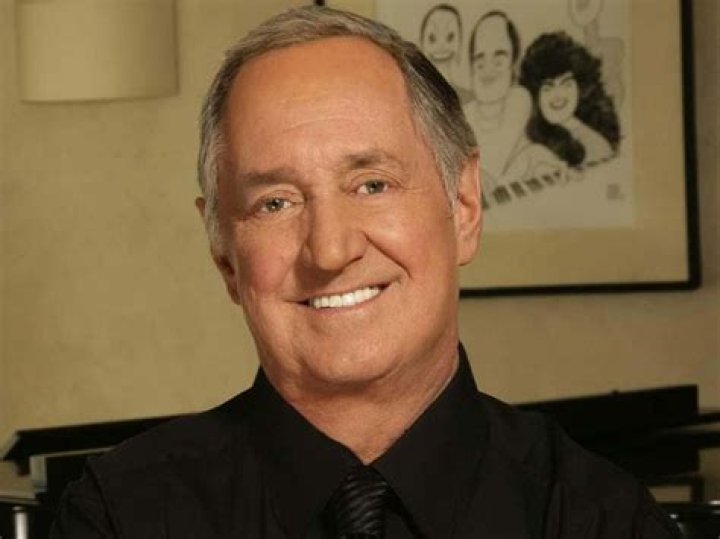 Pictures Of The Legendary Singer/Songwriter – Hollywood Life