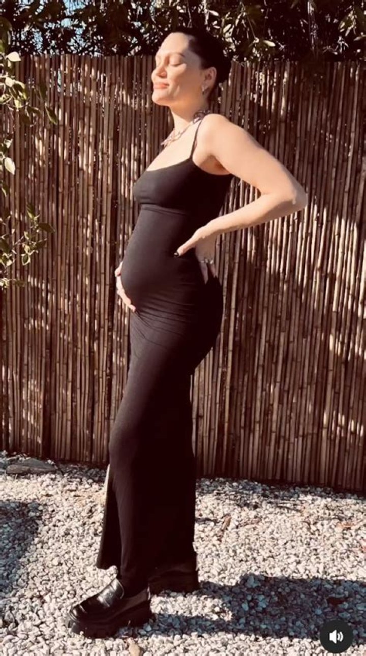 Pregnant Jessie J Reveals Her Growing Baby Bump In Naked Photos – Hollywood Life