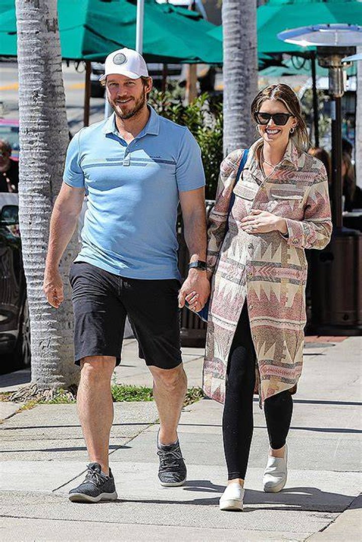 Pregnant Katherine Schwarzenegger Holds Hands With Chris Pratt On Romantic Lunch Date – Photo