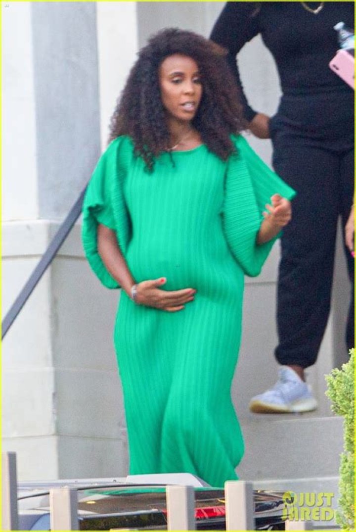 Pregnant Kelly Rowland Shows Off Her Amazing Dance Skills 1 Month Before Giving Birth — Watch