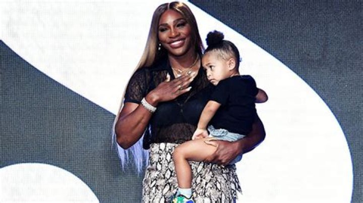 Pregnant Serena Williams Rocks Crop Top, Shorts In New Mirror Selfie – Hollywood Life