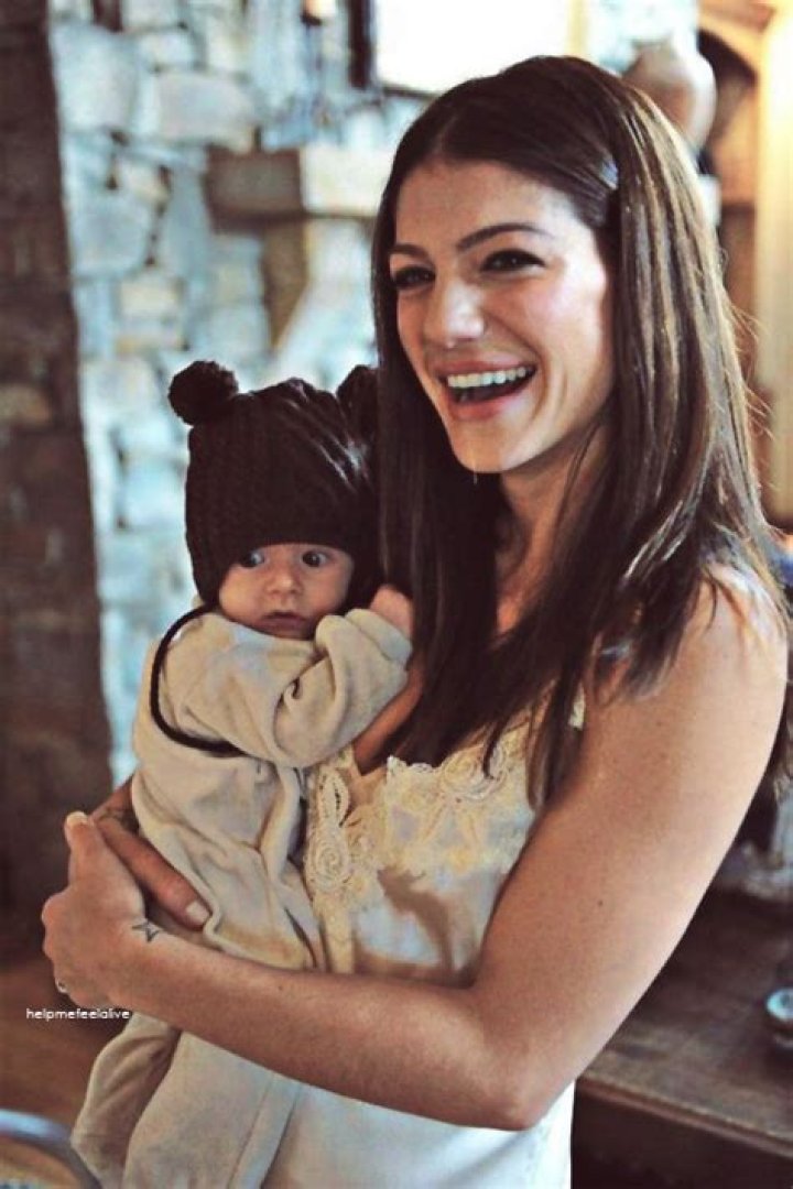 Pregnant With Baby Girl Genevieve – Hollywood Life