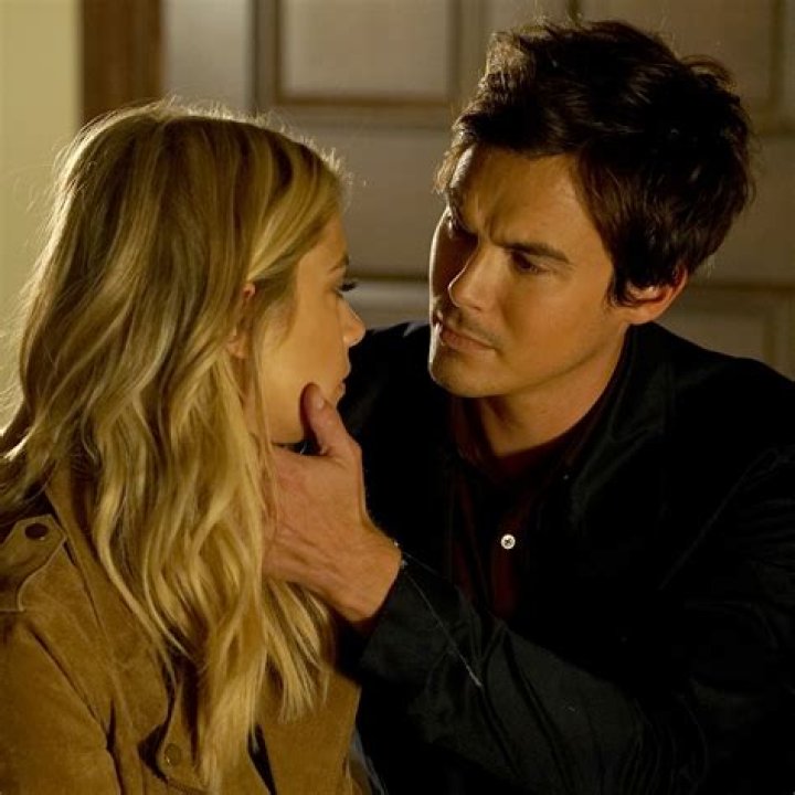 ‘Pretty Little Liars’ Kisses — Pics