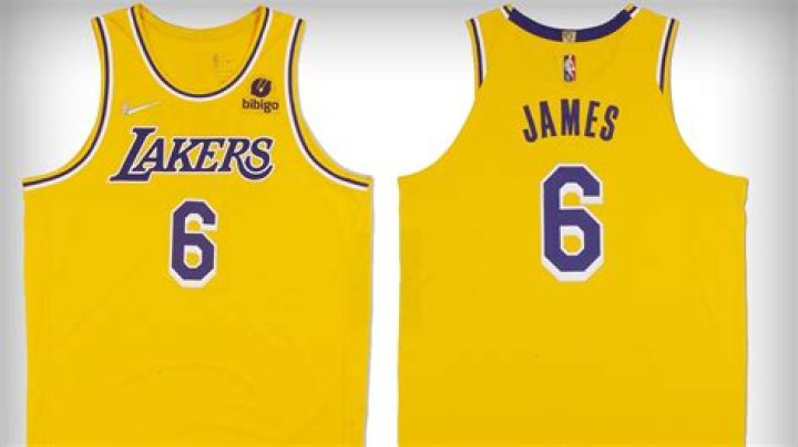 Rihanna Rocks LeBron James Jersey During Lakers Game & It’s Fantastic – Hollywood Life