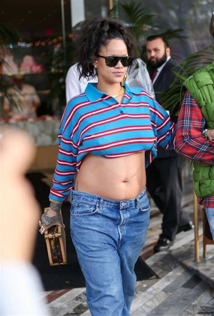 Rihanna’s Baby Bump In Daisy Dukes & Crop Top In Barbados: Photos – Hollywood Life
