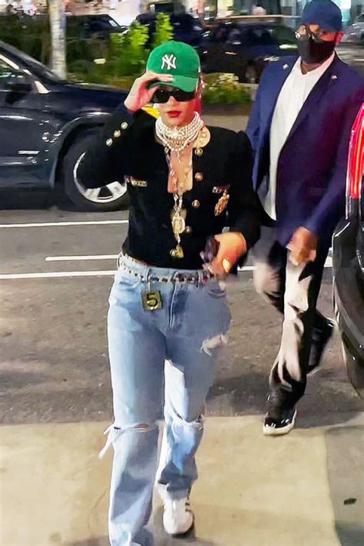 Rihanna’s Pearl Necklaces, Baseball Cap & Jeans Outfit – Photos – Hollywood Life