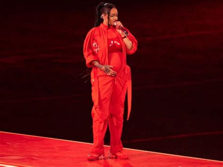 Rihanna Wore Baggy Clothing To Hide Pregnancy At Halftime Rehearsal – Hollywood Life