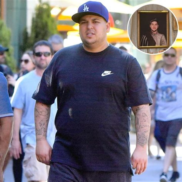 Rob Kardashian Shows Off Weight Loss & Longer Hair While Smiling In New ‘KUWTK’ Trailer