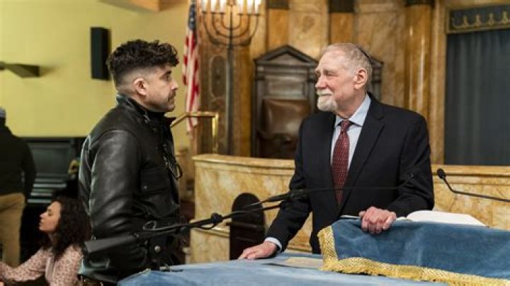 Robert Betrays Liam Over Being King — Season 3 Episode 8 Recap – Hollywood Life