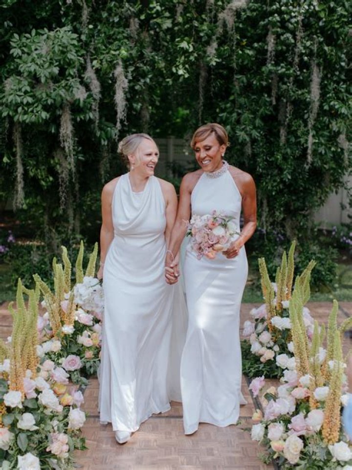 Robin Roberts’ Halter Wedding Dress to Marry Amber Laign: Photos – Hollywood Life