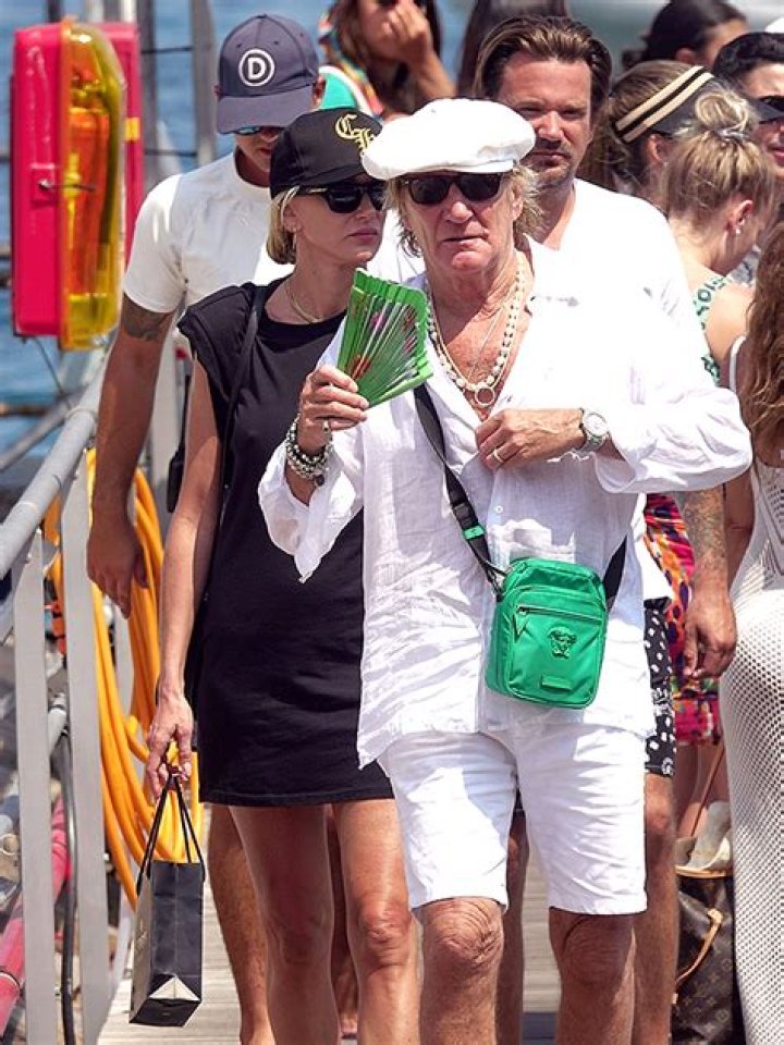 Rod Stewart Joins Kids Kimberly & Sean For Quality Time In Italy – Hollywood Life