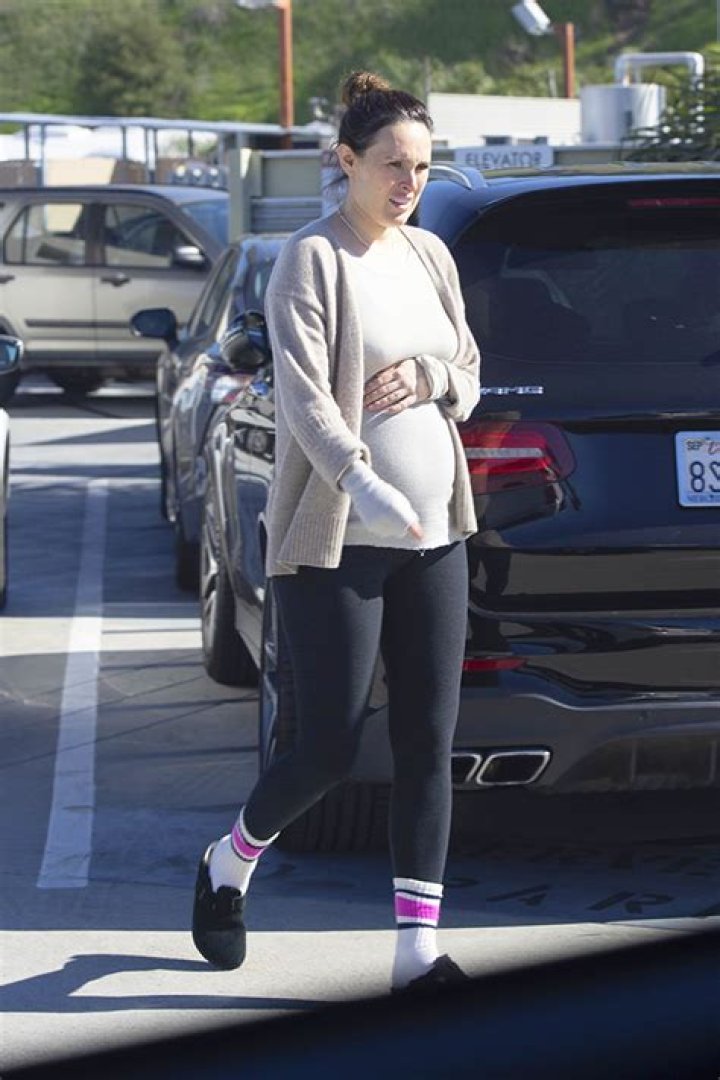 Rumer Willis Holds Her Baby Bump During Hospital Visit In LA: Photo – Hollywood Life