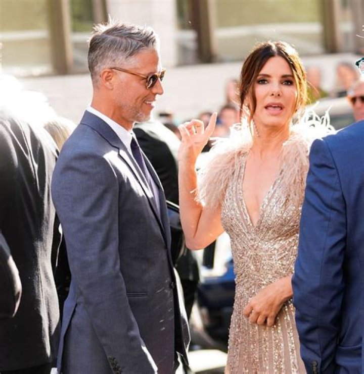 Sandra Bullock’s Black Dress On Dinner Date With Boyfriend — Pics – Hollywood Life