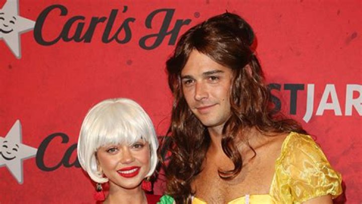 Sarah Hyland & Wells Adams’ ‘Taco Belle’ Halloween Costume Is The Best – Hollywood Life