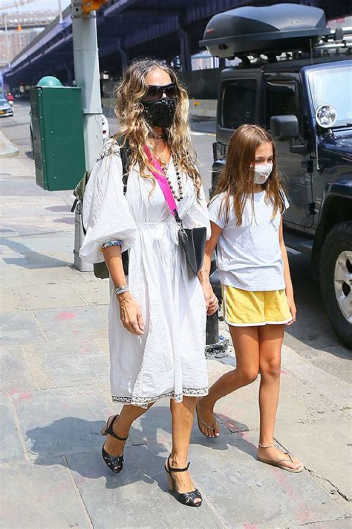 Sarah Jessica Parker & Daughter Marion’s Shoe Store Outing At SJP Boutique – Hollywood Life