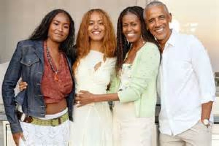 Sasha, 18, & Malia, 21, Look So Grown Up In New Obama Family Thanksgiving Pic