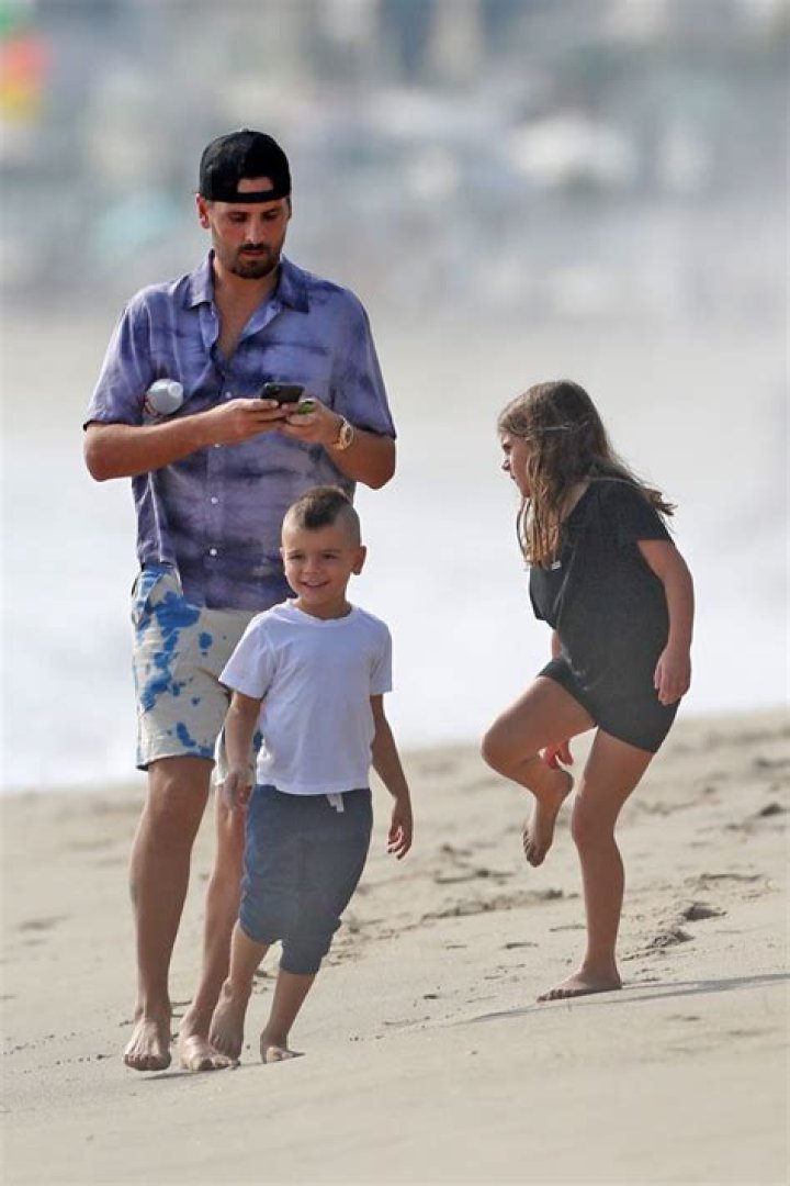 Scott Disick Enjoys A Special Day At The Beach With His Kids Penelope, 8, & Reign, 5 — Pics