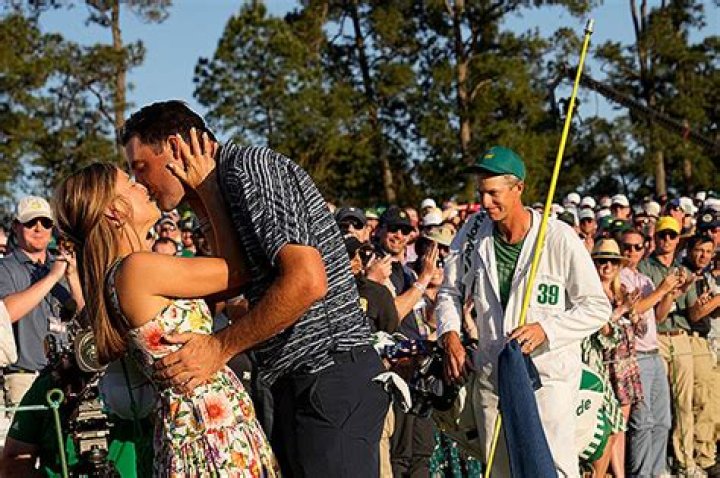 Scottie Scheffler & Wife Kiss After His Masters Win – Hollywood Life