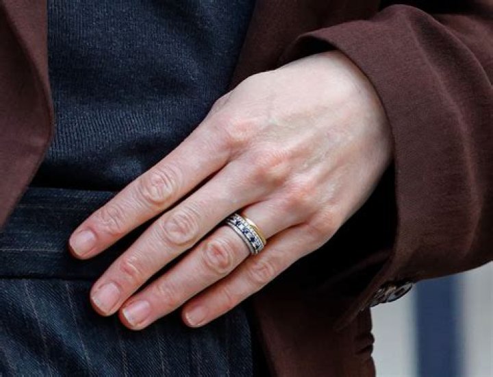 See Her ‘J’ On Her Ring Finger For Justin – Hollywood Life