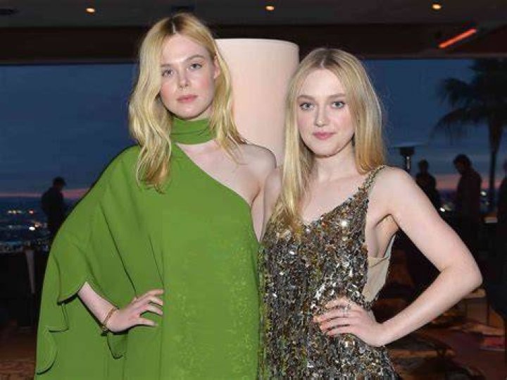See Photo With Mom & Sister – Hollywood Life