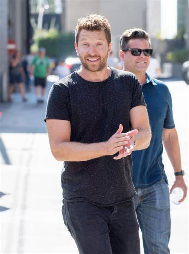 See The Hunky Country Singer – Hollywood Life