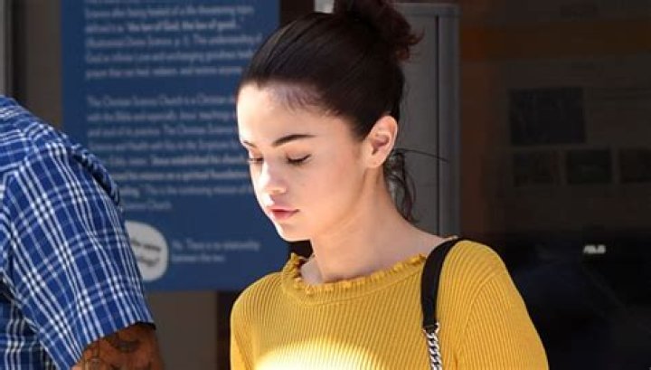 Selena Gomez Goes Braless In Sweater While Out In NYC: Photo – Hollywood Life