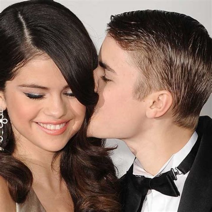 Selena Gomez Sees Justin Bieber At Tanning Salon