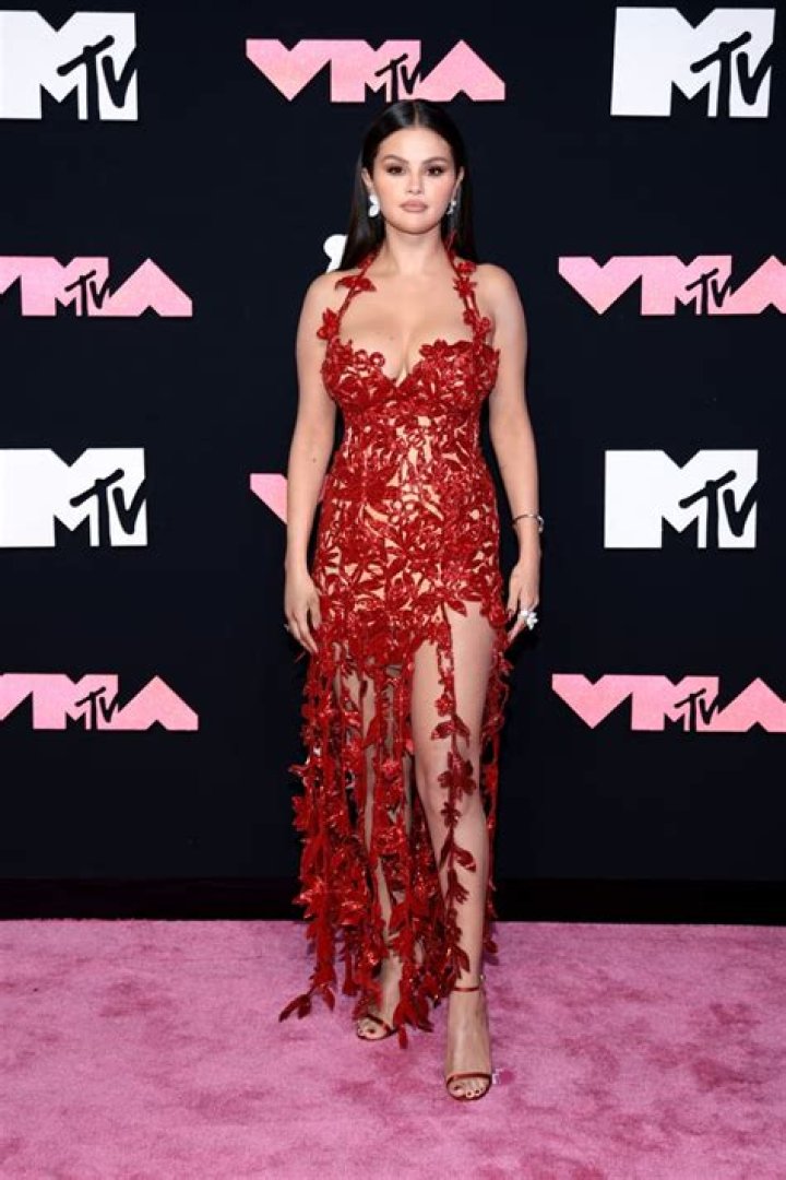 Selena Gomez Sizzles in Red Gown on 2023 VMAs Red Carpet: Photos – Hollywood Life