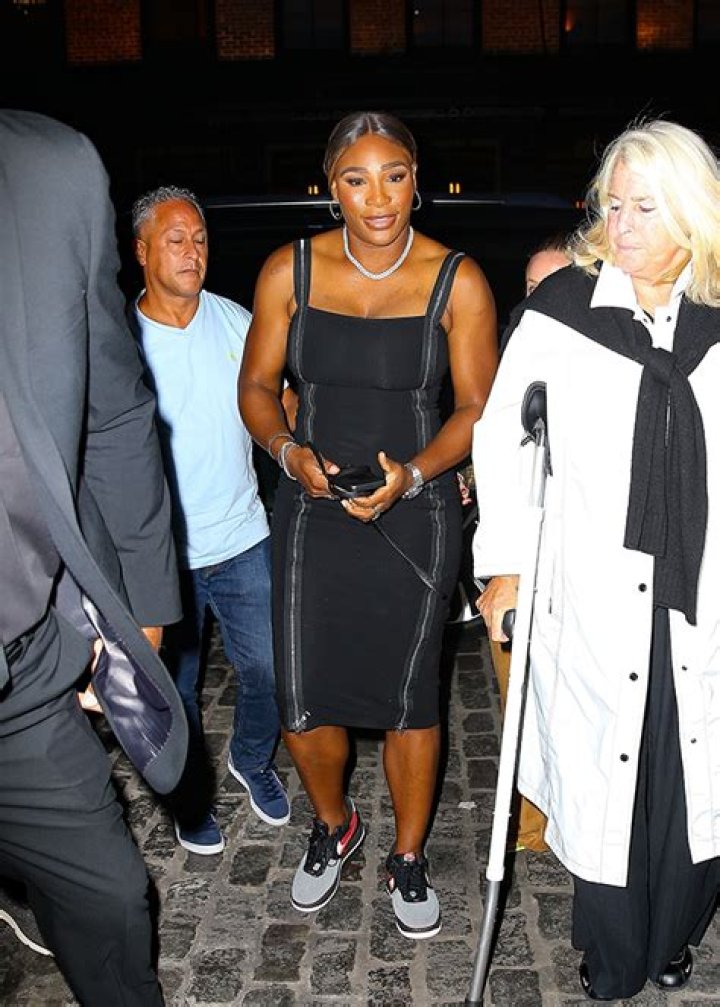 Serena Williams’ Tight Black Midi Dress & Sneakers In NYC: Photos – Hollywood Life