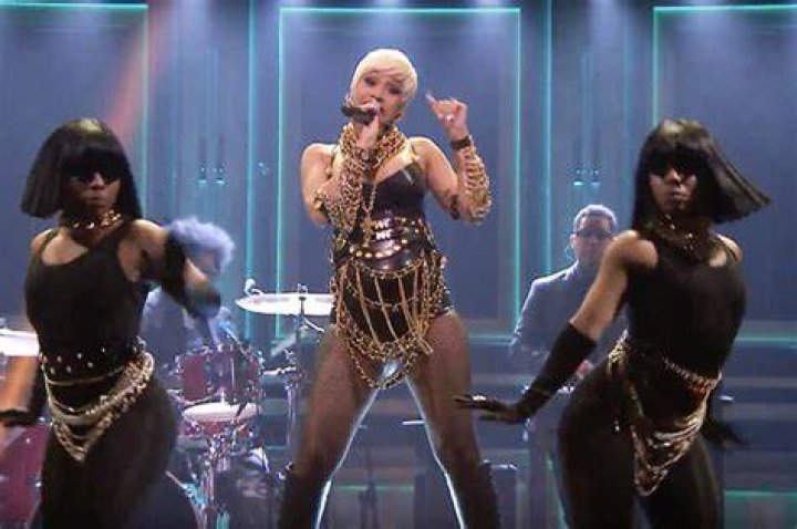 Sexiest Onstage Looks – Hollywood Life