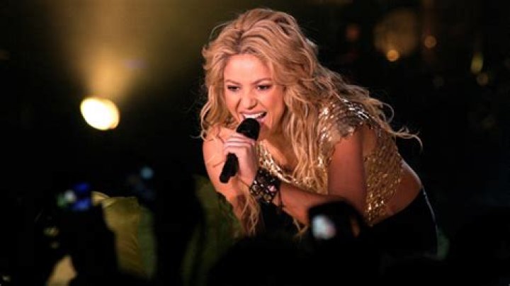 Shakira – Hollywood Life