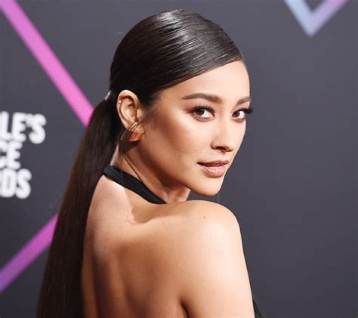 Shay Mitchell’s Best Beauty Looks – Hollywood Life