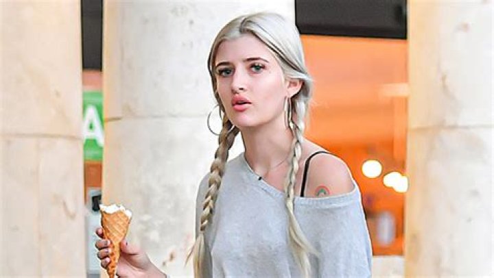She’s Getting Breast Implants – Hollywood Life