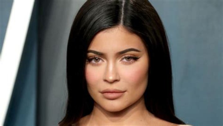 Shows Off Big Pouty Lips – Hollywood Life