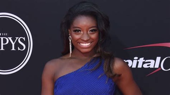 Simone Biles Stuns In String Bikini While Passionately Kissing Boyfriend Jonathan Owens In Belize — Pic