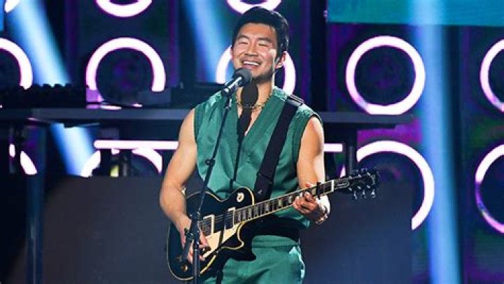 Simu Liu Performs ‘Honeycomb’ From ‘Daisy Jones & The Six’: Watch – Hollywood Life