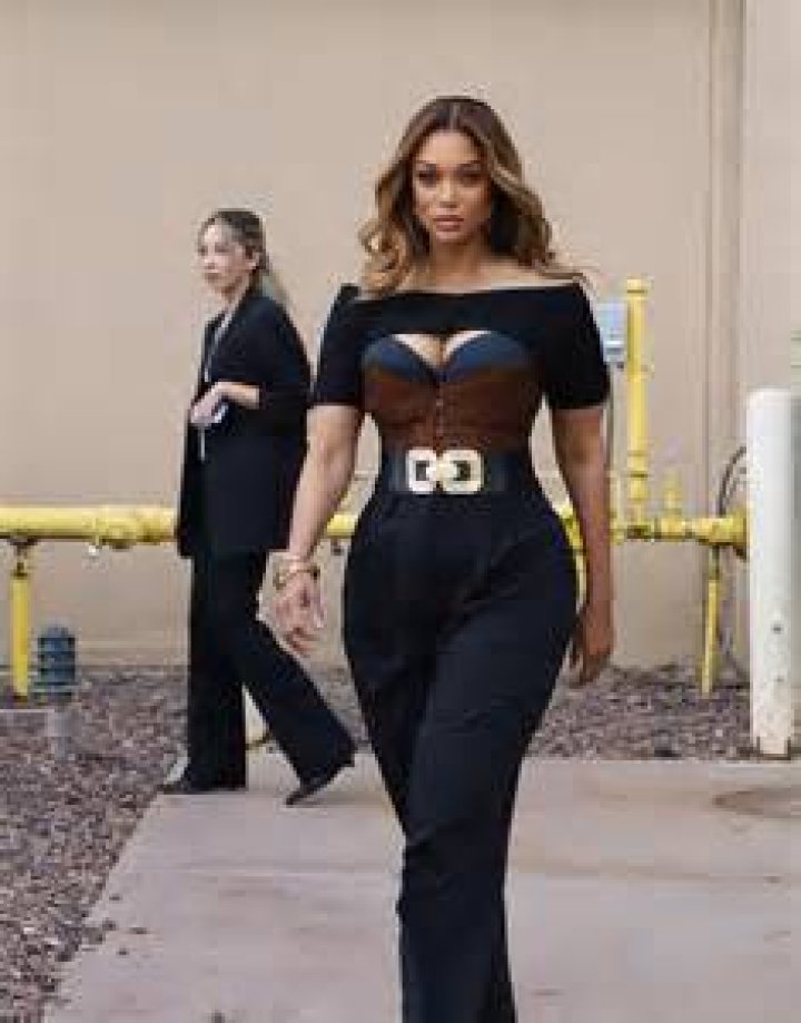 Slays ‘DNA’ On NYE – Hollywood Life
