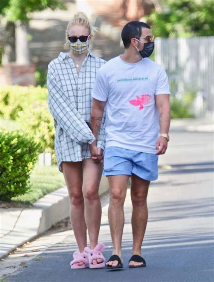 Sophie Turner Hides Baby Bump In Blue Sweatshirt With Joe Jonas In NYC – Hollywood Life