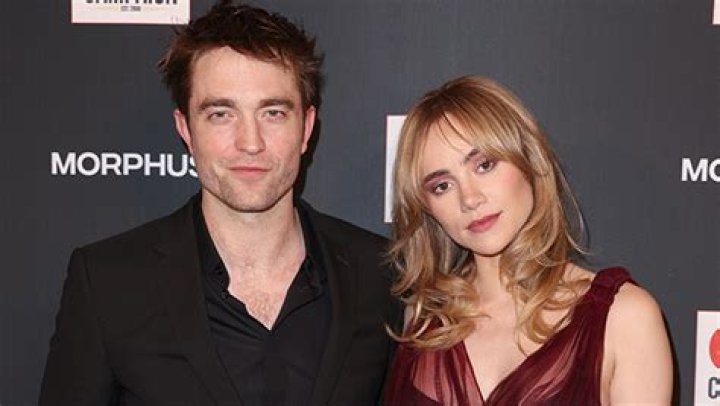 Suki Waterhouse Rocks Diamond Ring on Walk With Robert Pattinson – Hollywood Life