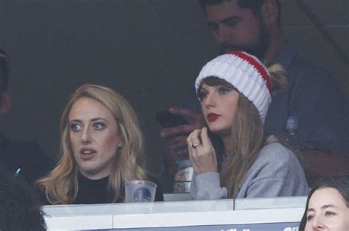 Taylor Swift Enjoys Dinner With Brittany Mahomes & Lyndsay Bell – Hollywood Life