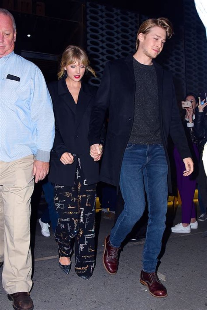 Taylor Swift’s ‘Lavender Haze’ Is About Joe Alwyn: Listen – Hollywood Life