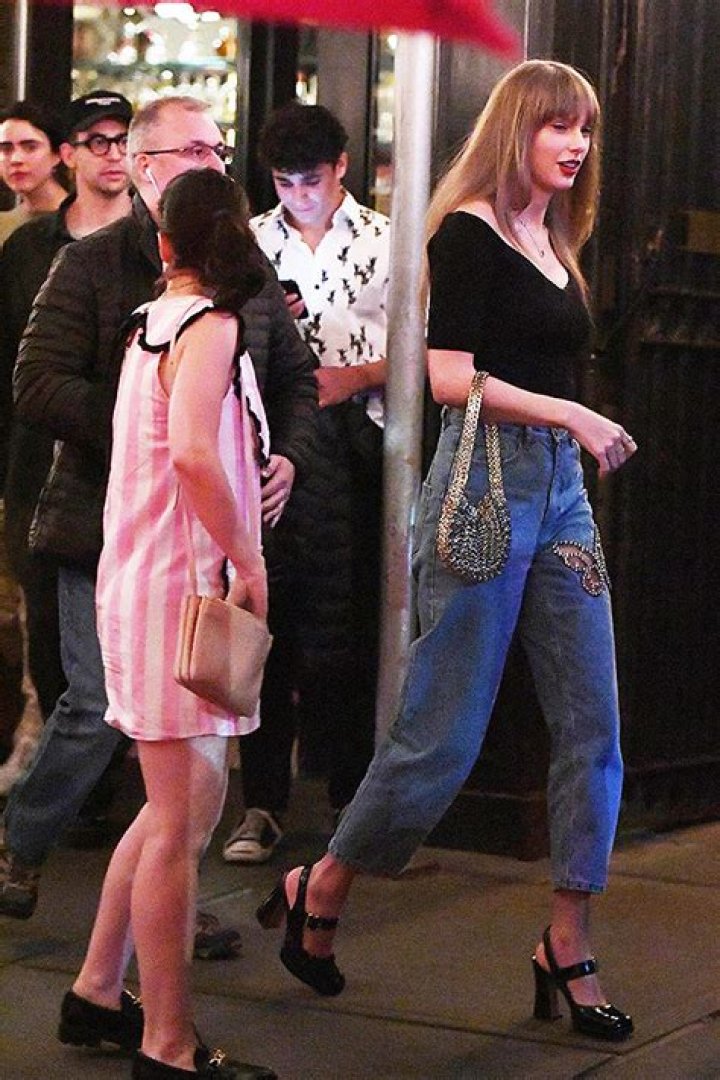 Taylor Swift Spotted Out With Her Family In NYC — Photos – Hollywood Life