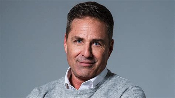 ‘Temptation Island’ Host Mark L. Walberg Talks Show’s Revival & More – Hollywood Life