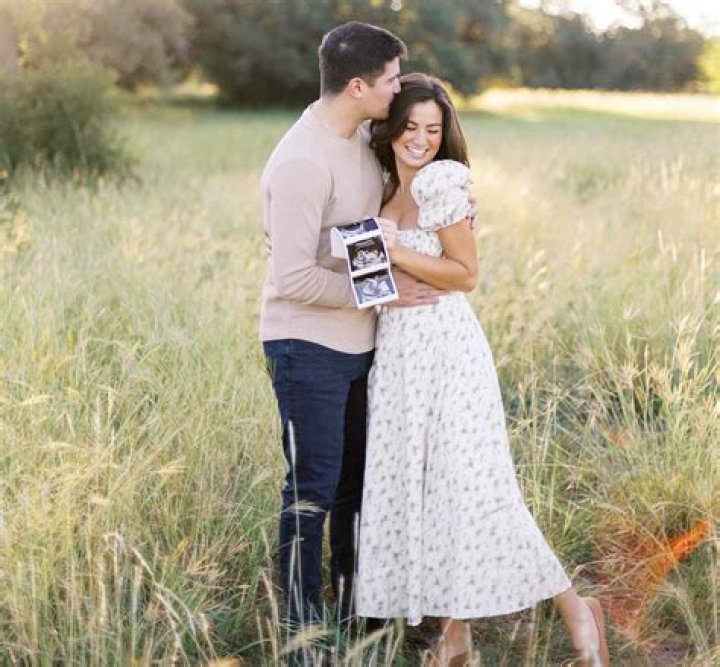 ‘The Bachelor’ Alum Expecting 1st Child – Hollywood Life