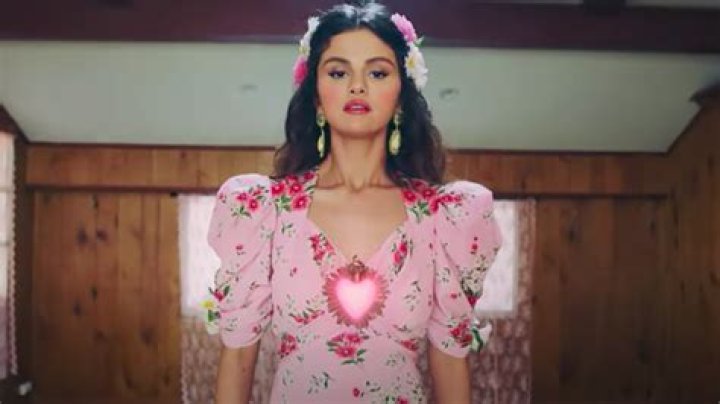 The Meaning Behind Selena Gomez’s Dress In ‘De Una Vez’ Music Video – Hollywood Life