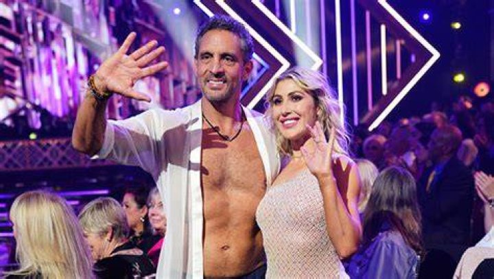 They’re ‘Dating’ – Hollywood Life