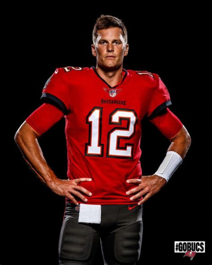 Tom Brady Wears Tampa Bay Buccaneers Jersey In First Official Photos – Hollywood Life
